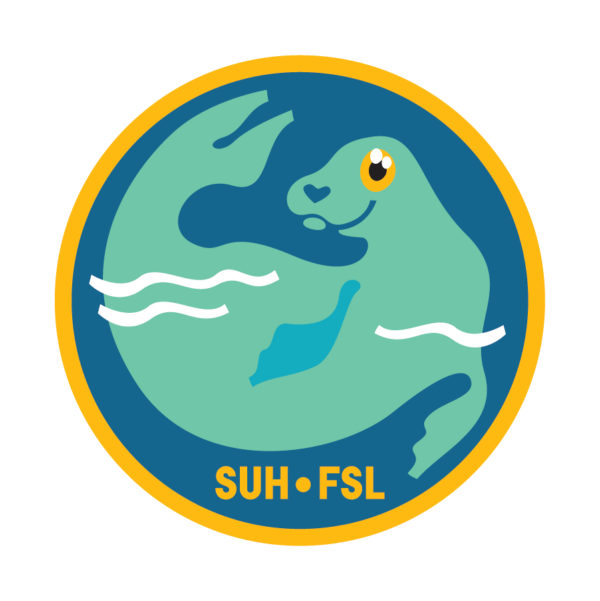 Uinnin harrastusmerkki, jossa sinisellä taustalla turkoosin värinen hylje uimassa. Merkissä teksti SUH - FSL
