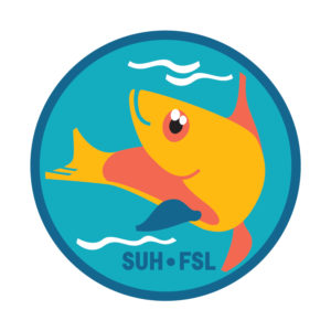Uinnin tekniikkamerkki, jossa turkoosilla pohjalla kelta-punainen kala uimassa. Merkissä teksti SUH - FSL