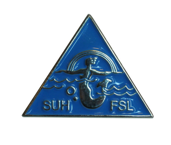 25 metrin uintimerkki on sininen pinssi, jossa sateenkaaren alla uiva merenneito. Merkissä tekstit SUH ja FSL.