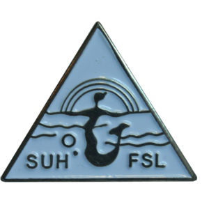 50 metrin uintimerkki on sininen pinssi, jossa sateenkaaren alla uiva merenneito. Merkissä tekstit SUH ja FSL.