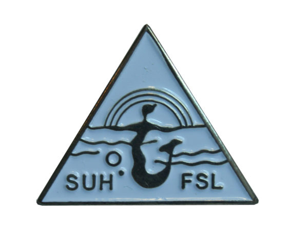 50 metrin uintimerkki on sininen pinssi, jossa sateenkaaren alla uiva merenneito. Merkissä tekstit SUH ja FSL.