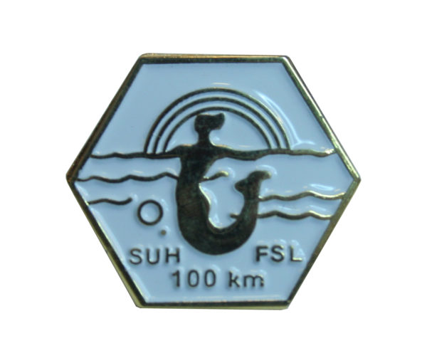100 kilometrin uintimerkki on viisikulmainen valkoinen pinssi, jossa sateenkaaren alla uiva merenneito. Merkissä tekstit SUH ja FSL sekä 100 km.