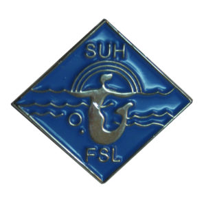 200 metrin uintimerkki on sininen pinssi, jossa sateenkaaren alla uiva merenneito. Merkissä tekstit SUH ja FSL.