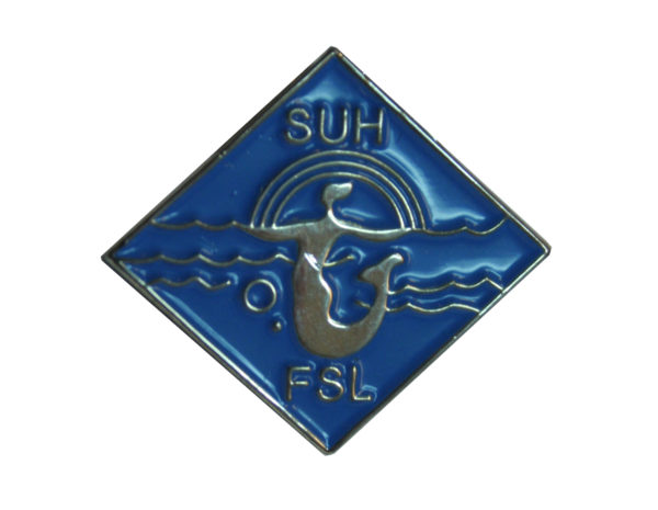 200 metrin uintimerkki on sininen pinssi, jossa sateenkaaren alla uiva merenneito. Merkissä tekstit SUH ja FSL.