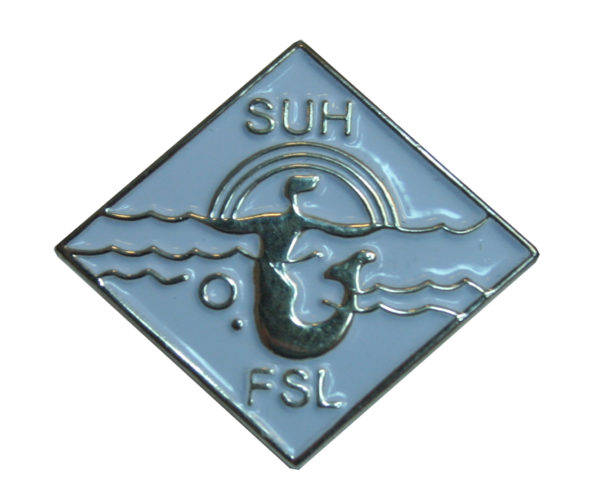 500 metrin uintimerkki on sininen pinssi, jossa sateenkaaren alla uiva merenneito. Merkissä tekstit SUH ja FSL.
