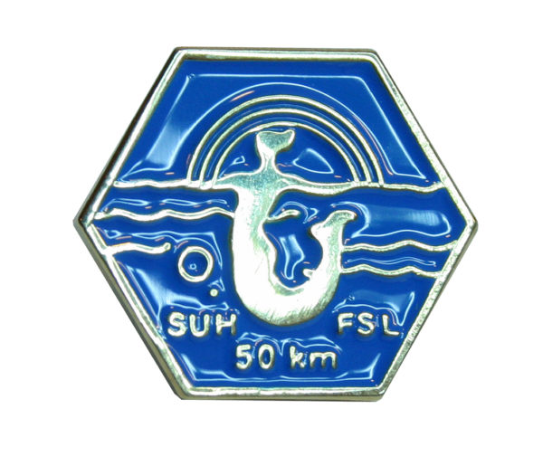 50 kilometrin uintimerkki on viisikulmainen sininen pinssi, jossa sateenkaaren alla uiva merenneito. Merkissä tekstit SUH ja FSL sekä 50 km.