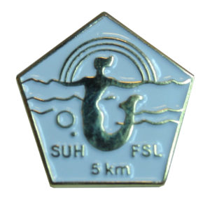 5 kilometrin uintimerkki on viisikulmainen vaaleansininen pinssi, jossa sateenkaaren alla uiva merenneito. Merkissä tekstit SUH ja FSL.