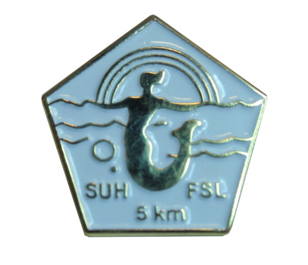 5 kilometrin uintimerkki on viisikulmainen vaaleansininen pinssi, jossa sateenkaaren alla uiva merenneito. Merkissä tekstit SUH ja FSL.
