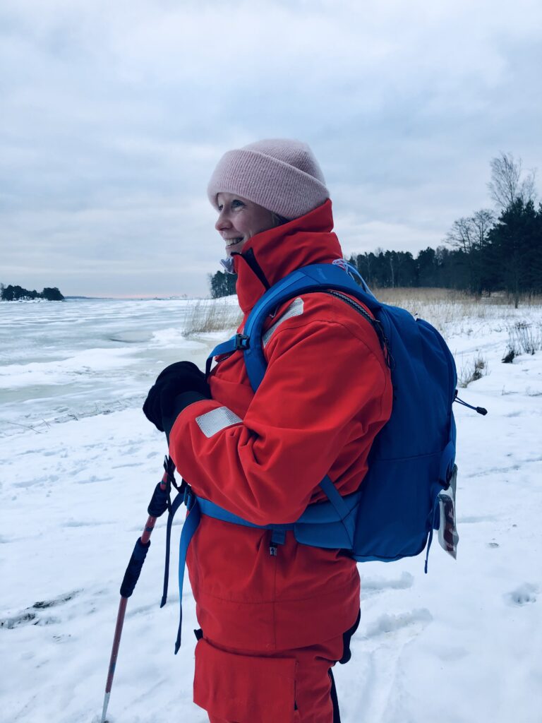 Anne Hiltunen katsomassa jäälle jääturvallisuusvarusteet puettuna.